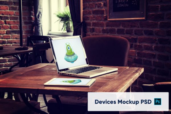 响应式网站设计iPad&MacBook预览效果图样机v5 Laptop and Tablet on Wooden Desk – Mockup PSD