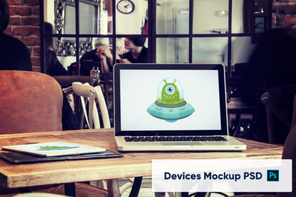 响应式网站设计iPad&MacBook预览效果图样机v7 Laptop and Tablet on Wooden Table – Mockup PSD
