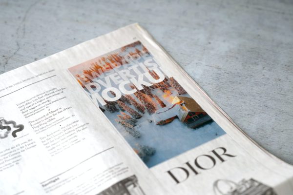 不同角度的报纸广告设计模板v.4 Newspaper Advertise Mockup v4