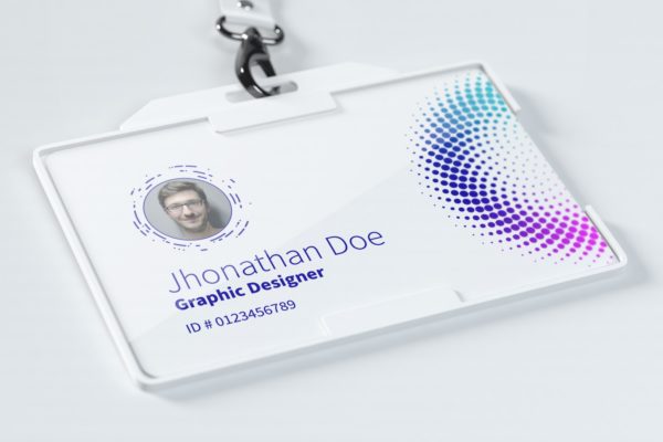 企业工牌胸卡横版设计特写图样机 Horizontal ID card mockup, close up