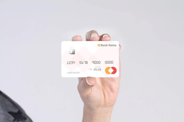 手持信用卡排版预览样机模板 Credit Card Mockup