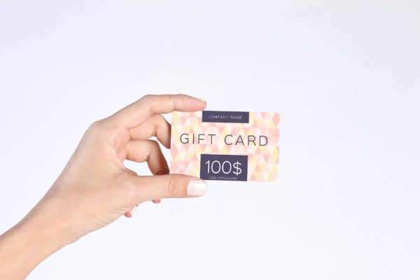 手持购物礼品卡设计样机模板 Gift Card Mockup