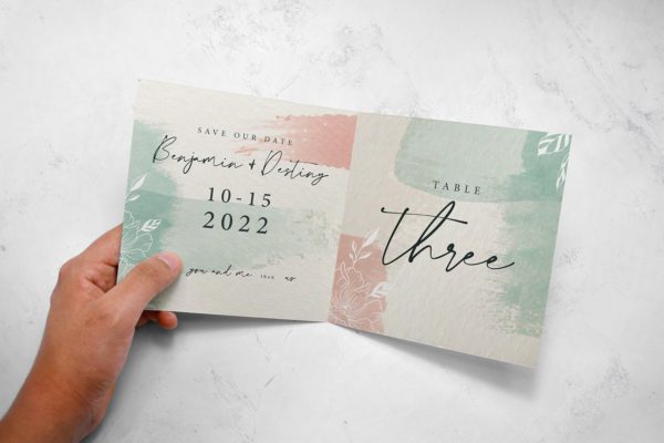 手持双折页邀请卡展示样机模板 Invitation Mockup