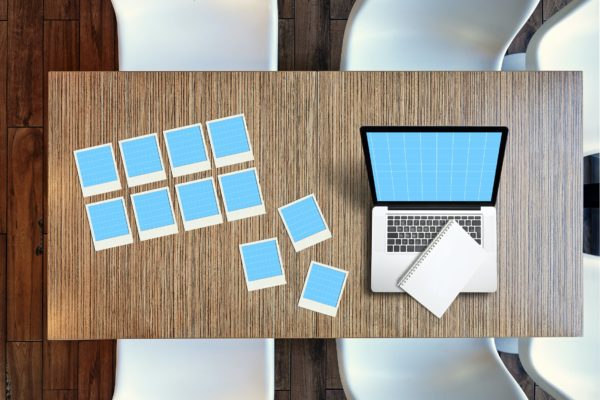 木桌场景卡片&笔记本电脑俯视图样机 Table-laptop-Mockup