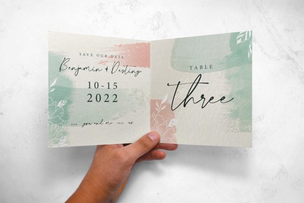 手持邀请卡/邀请函设计样机模板 Invitation Mockup