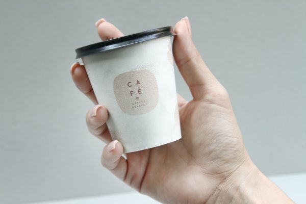 手持咖啡纸杯品牌设计样机模板 Coffee Branding Cup Mockup
