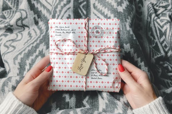 纸包裹&木制标签设计样机图 Parcel Wrapped In Paper With Wooden Tag Mockup
