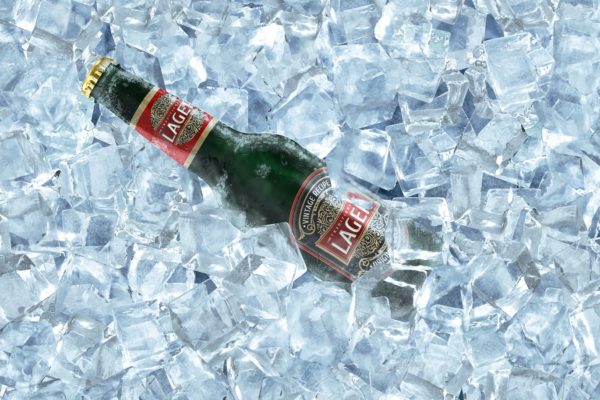 冰块冷冻啤酒瓶标签设计样机 Frozen Beer Bottle Mockup