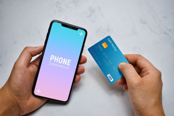 手持信用卡&智能苹果手机样机设计模板 Smart Phone Mockup