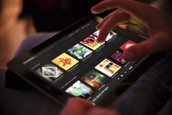 移动网站设计iPad平板电脑屏幕演示样机 iPad Website App UI Mock-Up