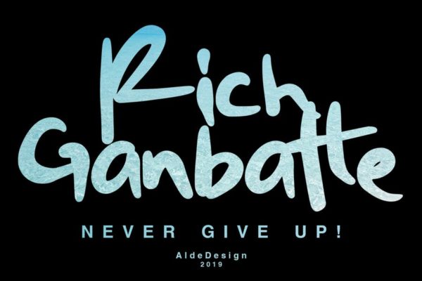 平面设计英文画笔手写字体下载 Rich Ganbatte – Logotype Font
