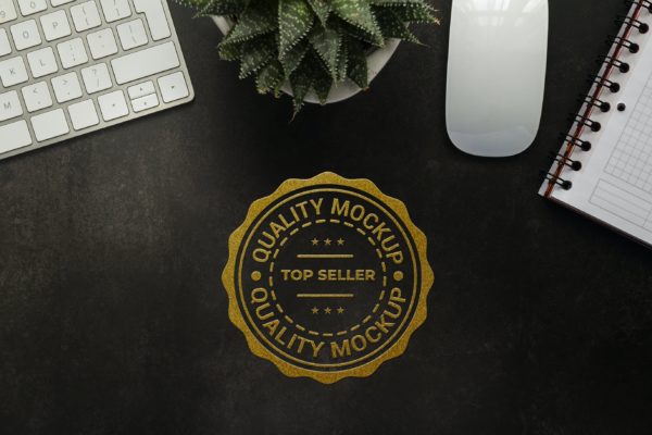 深色桌面视图金色标志Logo样机 Gold Logo Mockup – Dark desk top view