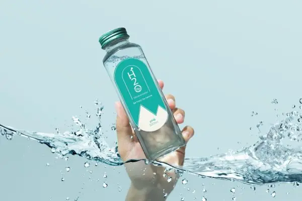 水珠玻璃饮料瓶包装设计样机 Water Glass Bottle Mockup