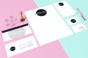 蓝色和粉红色背景文具套装VI品牌样机 Stationery set mock up on blue and pink background