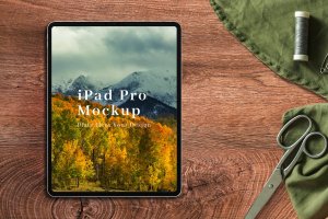 木桌iPad Pro平板电脑屏幕展示样机 iPad Pro Mockup On The Wood Table