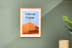 绿色墙壁木制相框样机 Wooden Photo Frame Mockup on the Green Wall